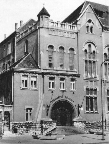 Egyetemi hagyományok és tanárképzés. Az intézményi keretek változása Pécsett Az 1970-es évektől lettek stabilak az oktatási keretek, megszilárdult a négyéves kétszakos képzési struktúra.
