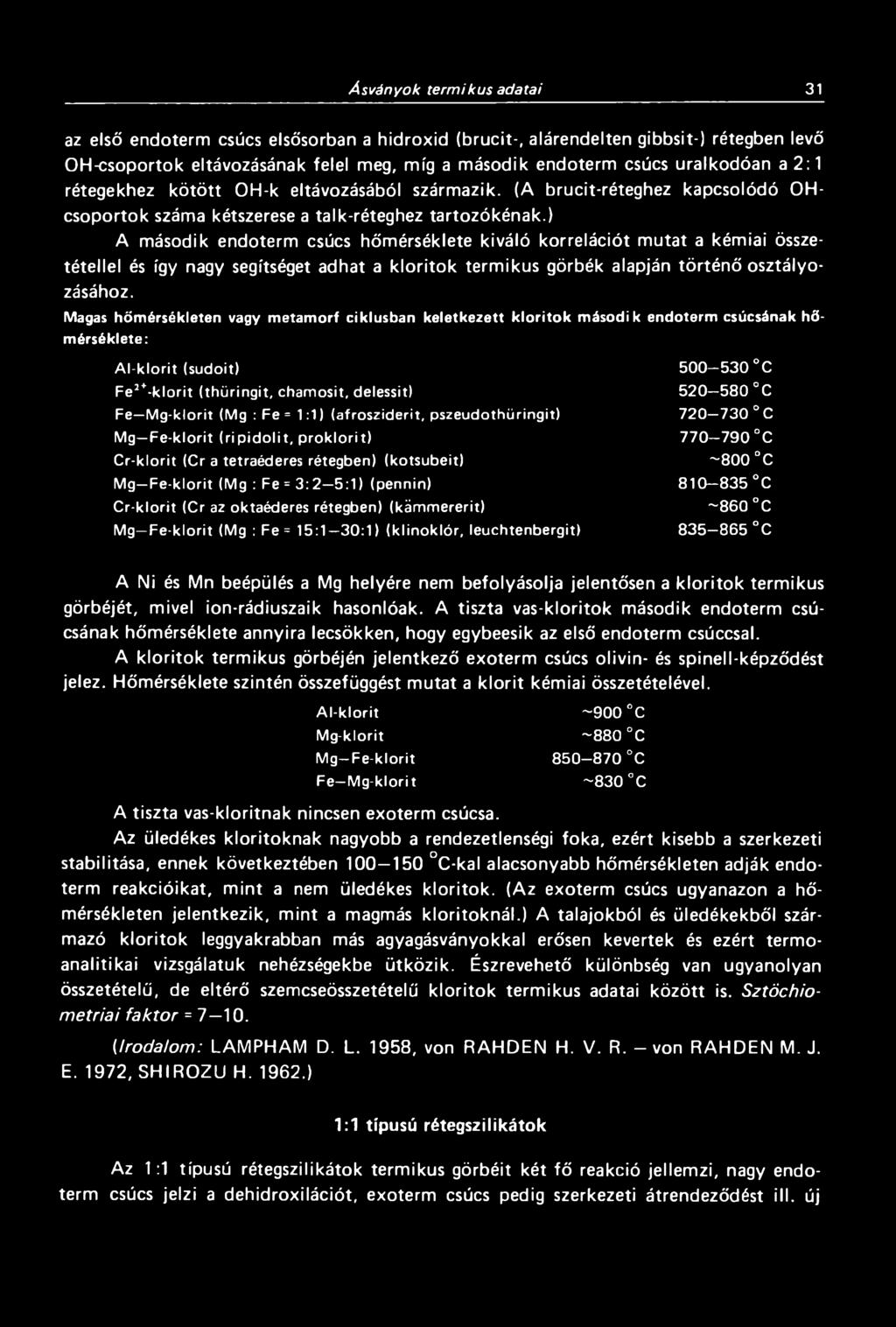 ) A második endoterm csúcs hőmérséklete kiváló korrelációt mutat a kémiai összetétellel és így nagy segítséget adhat a kloritok termikus görbék alapján történő osztályozásához.
