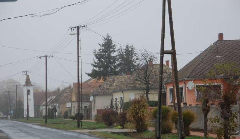 illeszteni. A meglevő beépítési vonal elé vagy mögé épített ház megbontja a faluképet.