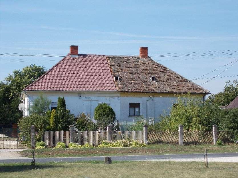 festett ház és a vörös vagy barna színű tető