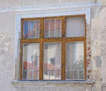 típusú kúriák jellemző módon három-öt álló téglalap alakú ablakkal néznek az utcára.