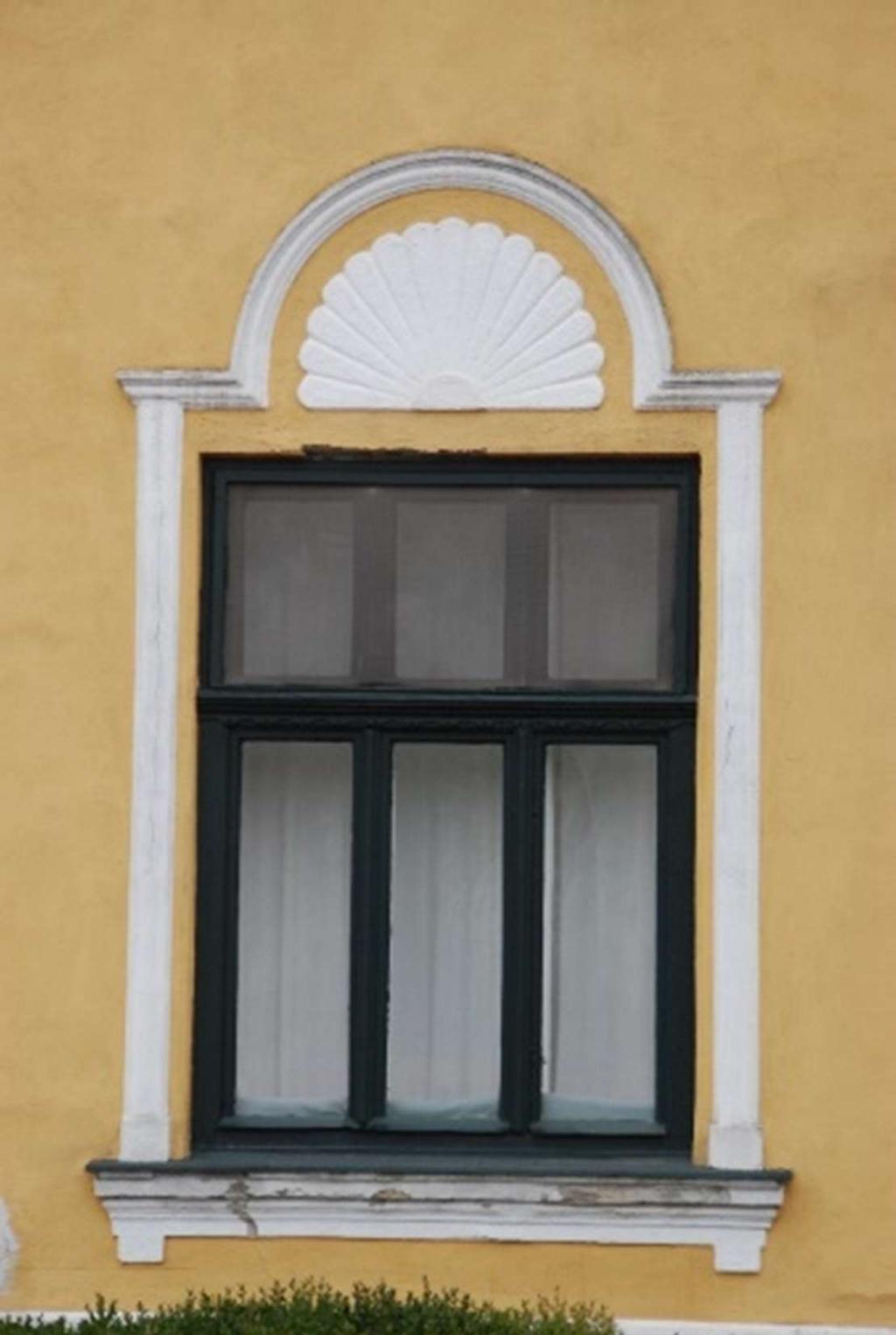 Az ablakokhoz hozzá tartoznak a kívülről nem látható vasalatok, kilincsek, spaletták.