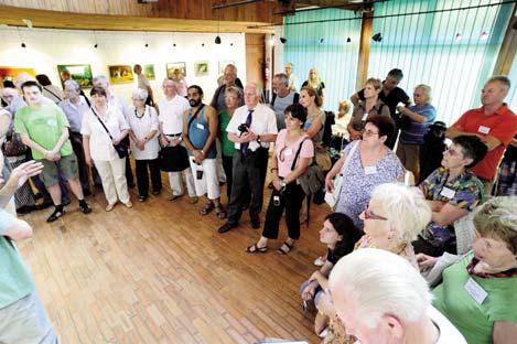 Vizitantoj en la galerio de naiva arto mondfama artistino Vida Jerman, kiu mortis en la kuranta jaro.