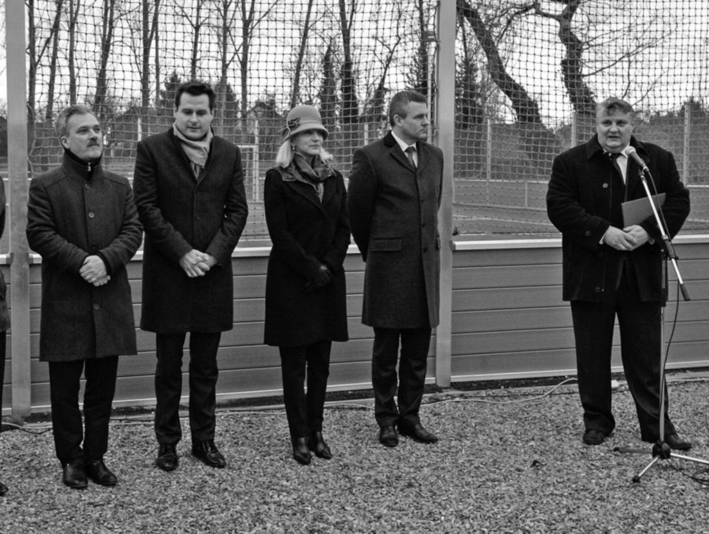 4 Multifunkčné ihrisko odovzdal Peter Pellegríni Naša obec sa dostala k veľkej pocte, keďže bolo oficiálne odovzdané nové multifunkčné ihrisko.