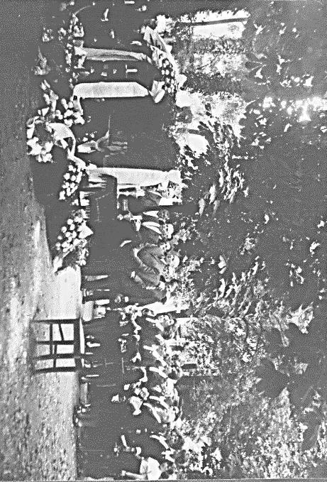 1977-ben a Szövetkezeti Énekkar fogyó létszáma késztette a karnagyot arra, hogy többszólamú művek betanulásába felkérje a pávaköri tagokat is. Néhányan vállalták a szereplést Püspökladányban is.