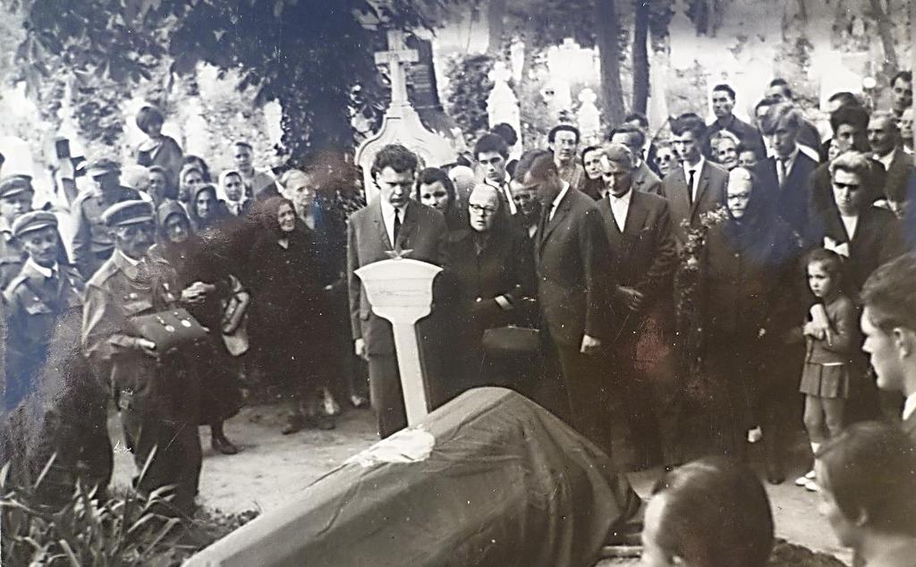 18 Szabari István temetésén Szomorú esemény az énekkar életében, hogy Árki Kornél, aki 10 évig volt lelkes mestere az énekkarnak, nem vállalta tovább az együttes vezetését.