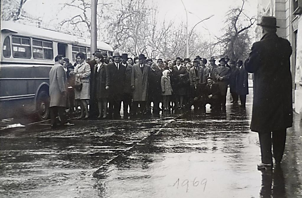 7 Jászberényben a Déryné Művelődési Központ előtt készült a csoportkép 1969. május 18-án ismét Jászberényben léptek fel, a Tanácsköztársaság kikiáltásának 50.