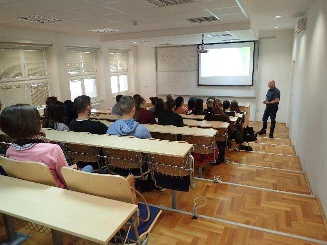 Ebből kifolyólag Dr.
