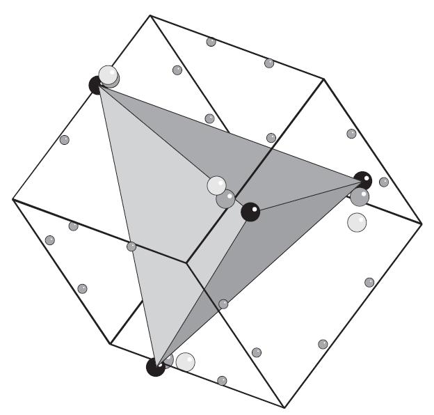 8 Az legbelső héj négy Cd(α) atomból áll, miközben nyolc atomi pozíció 8 Cd(α) helyezkedik el ebben kocka alakzatban, így a betöltöttségi faktor ½; a négy Cd torzult tetraédert formál.