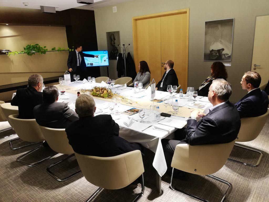 Patrick Van Overloop, Senior Managing Director, a K&H Bank csodálatos Vip termében üdvözölte a jelenlévő üzletembereket.