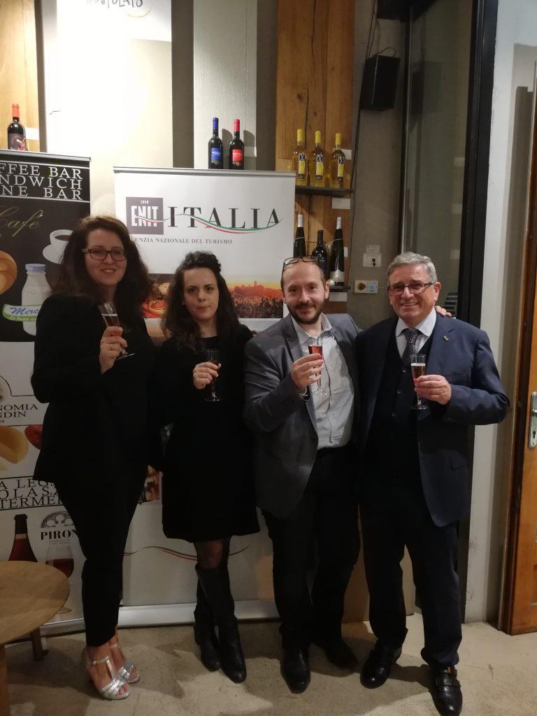 (balról Stefania Speziani, Laura Giannini, Omar Balducci e Alessandro Balli, Fotó 1) Az apero-vacsora a Gastronomia Da Nandin, Ristorante Gustolato és I Fiori dell Orto közreműködésével születhetett