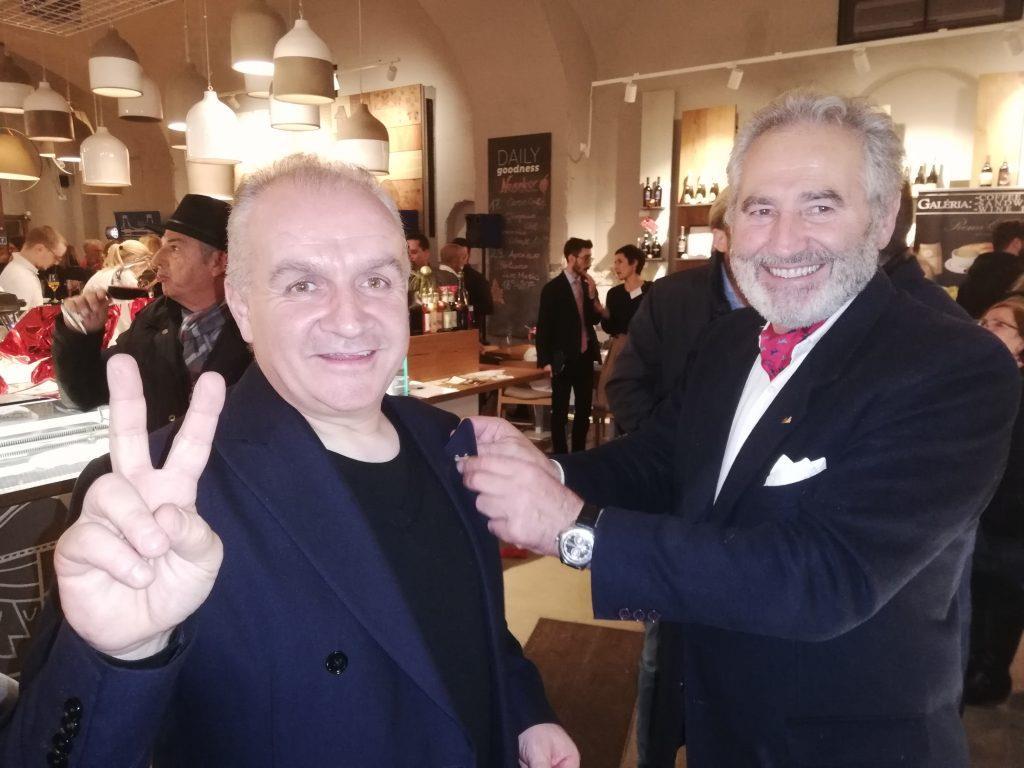 (Mirco Remitti, Gastronomia Da Nandin, amint megkapja Francesco Maria Mari elnöktől a MOLK tagoknak járó kitűzőt.