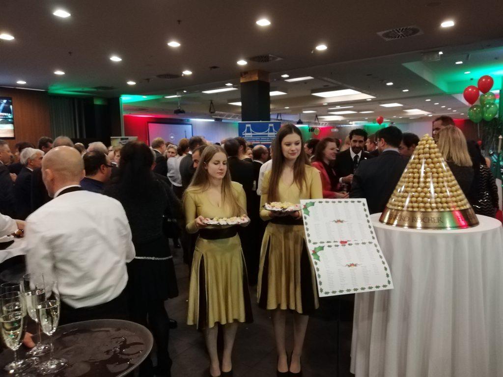 (A vendégeket ízletes praliné fogadta amiket a hostessek az egész est folyamán kínáltak. Fotó 1) A gálavacsorán jelen volt az olasz Nagykövet is, Őex.