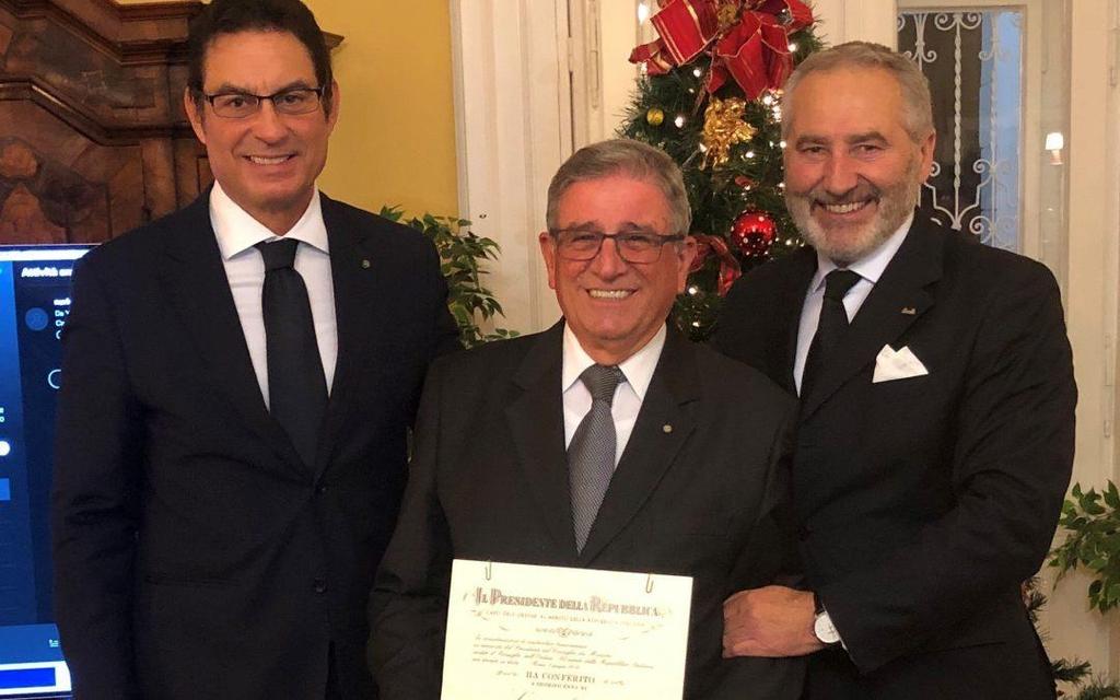 Olasz Köztársasági Érdemrend Lovagi Nagykeresztjét adták át a MOLK elnökhelyettesének December 14-én, pénteken este a nagyköveti rezidencián megtartották a Nagykövetség karácsonyi rendezvényét,