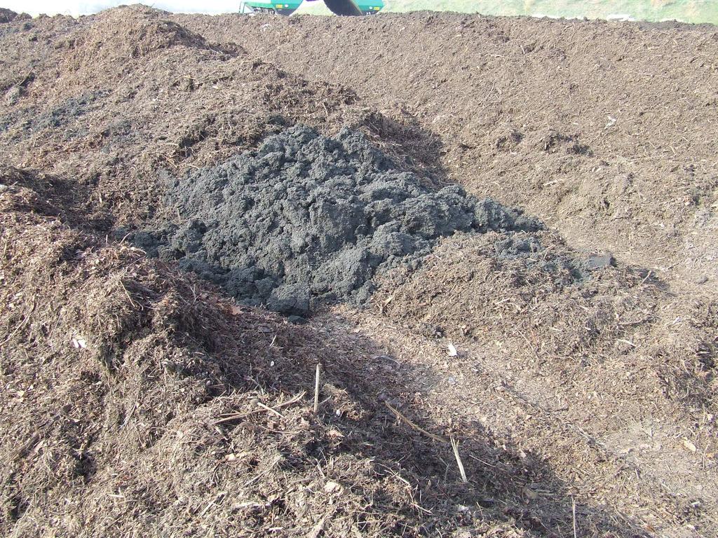 szennyvíziszapot nem kell pakolnia, mert azt a konténerből öntik ki az ágyra.