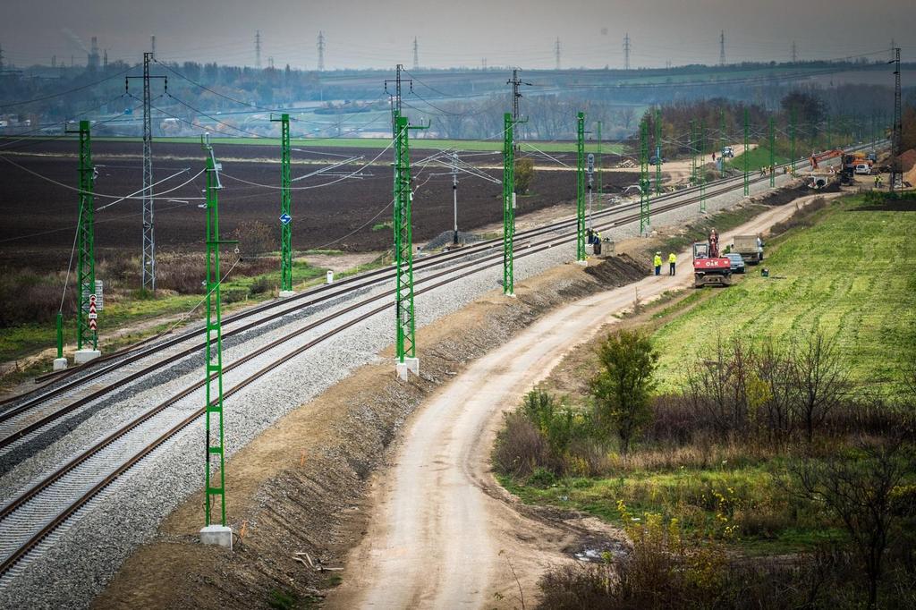 A hazai vasútfejlesztés lehetséges irányai A megyei jogú városok vasúti megközelítésének javítása Budapest és térsége vasúti infrastruktúra fejlesztése