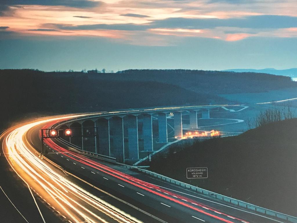 Közúti infrastruktúra fejlesztés VÍZIÓ Egy olyan közúti infrastruktúra kialakítása, amely a gazdaságfejlesztés hatékony kiszolgálásával elősegíti Magyarország versenyképességének növekedését, továbbá