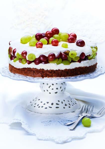 Szőlőtorta 12 darabhoz 1Olvassza fel a tortabevonót. Sütőpapírral bélelje ki a tortaforma alját. Melegítse elő 100 g étcsokoládés tortabevonó olvasztott a sütőt.