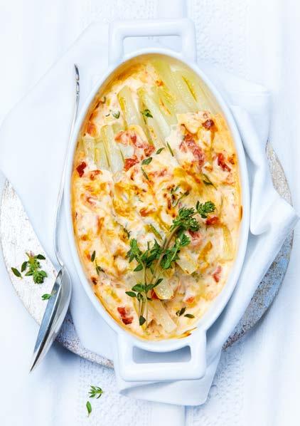 Karalábégratin kakukkfüves sajtkéreggel 4 adag A gratinhoz: 800 g karalábé 60 g szárított paradicsom 150 g Crème fraîche 150 g reszelt sajt (ementáli) 5 ek víz Bors 8 szál friss morzsolt kakukkfű A