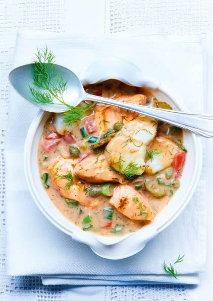 Vegyes halragu 4 adag 250 g lazacfilé, konyhakész 300 g tőkehalfilé, konyhakész 2 ek citromlé 1 csomag újhagyma 2 paradicsom 4 csemegeuborka 1 ek olaj Bors 1 tk sűrített paradicsom 100 ml fehérbor