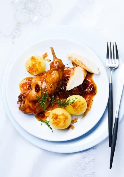 Nyúl aszaltszilvás-kakukkfüves mártásban 4 adag 1 konyhakész nyúl (1,5 kg) 5 salottahagyma 10 kakukkfűág 3 ek olívaolaj Bors 30 g búzaliszt, BL-51 100 ml fehérbor 600 ml víz 70 g mazsola 250 g aszalt