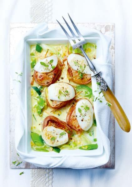 Sertésfilé póréágyon mézesmustáros mártással 6 adag 900 g póréhagyma 7 salottahagyma 900 g konyhakész sertésszűz egyben 16 szelet bacon 4 ek olaj Bors 250 g mozzarella 1 ek méz 200 ml zöldség alaplé