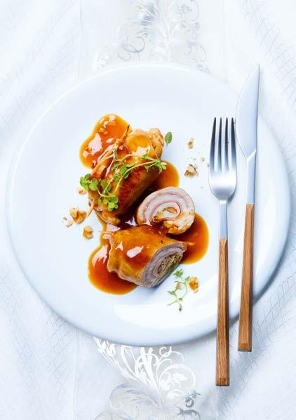 Diós karajtekercs Marsala-mártásban 4 adag 50 g szárított paradicsom 300 ml forró víz 200 g mozzarella 1 gerezd fokhagyma 6 szelet karaj, vékony (130 g/ db) Bors 12 szelet bacon 3 tk morzsolt