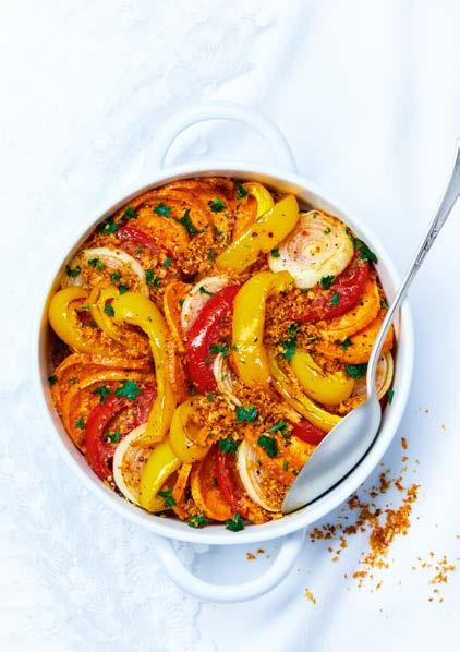 Édesburgonyás-zöldséges felfújt 4 adag A felfújthoz: 650 g édesburgonya 4 sárga színű paprika 5 vöröshagyma 5 paradicsom 5 ek olívaolaj 1 csokor sima levelű petrezselyem Bors 3 ek zsemlemorzsa A