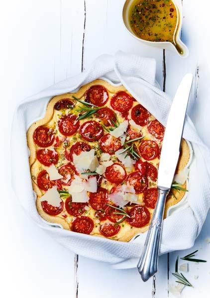 Paradicsomos-ricottás quiche 6 darabhoz A tésztához: 200 g búzaliszt, BL-51 100 g vaj 40 g keménysajt (parmezán) finomra reszelve 2 ek víz A feltéthez: 30 g szárított paradicsom 1 ág rozmaring 250 g