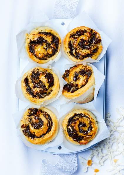 Krumplis-mákos muffin 12 darabhoz A tésztához: 290 g lisztes burgonya 350 g búzaliszt, BL-51 16 g sütőpor 90 g cukor 8 g vaníliás cukor 125 g sovány túró 100 ml 3,5 %-os tej 100 ml olaj A