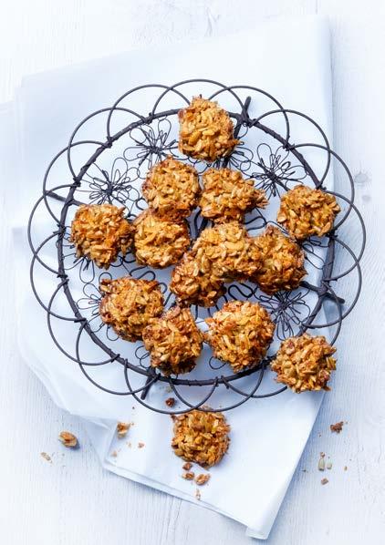 Mandulacsók 60 darabhoz 200 g napraforgómag 100 g mandula, szálkásra vágva 120 g barnacukor 40 g kókuszpehely 1 tk fahéj 1 késhegynyi szegfűszeg 2 tojás, M-es méret 1A tojás kivételével minden