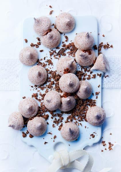Csokoládés habcsók 100 darabhoz 50 g étcsokoládé finomra reszelve 60 g porcukor 1 tk étkezési keményítő ½ tk fahéj 2 tojás, M-es méretű csak a fehérje 1 tk citromlé 60 g cukor 1 tk vaníliás cukor