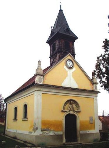 5. A BUDATÉTÉNYI SZENT ISTVÁN KIRÁLY PLÉBÁNIA 477 1780, másikon 1914 felirattal, valamint a kapu fölé a Jézus Szíve-dombormû. A kápolna jelenlegi formája ennek az átalakításnak a nyomán alakult ki.