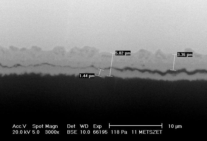 20. ábra Laboratóriumban előállított oxidréteggel borított ausztenites acélfelület keresztmetszeti SEM felvétele (X = 3000) Az EDX pontanalízis során a gerjesztő elektronnyaláb egy körülbelül 1,5