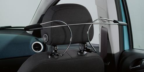 A speciális adapterrel a hátsó középső ülés háttámlája lehajtva kartámasszá alakítható.
