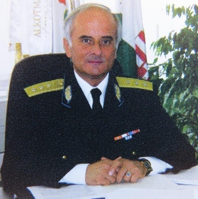 Érdemes megvizsgálni több fotót, amelyen Dr. Bene László már altábornagyi rendfokozatú zubbonyában van. A 08.