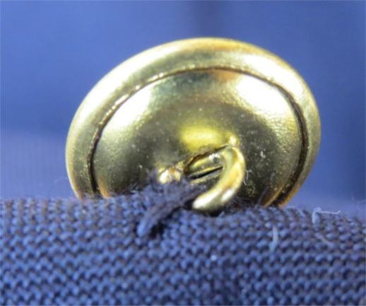 A kis méretű zsebgombok és a karon lévő gombok 15 mm átmérőjűek (11, 11A kép).