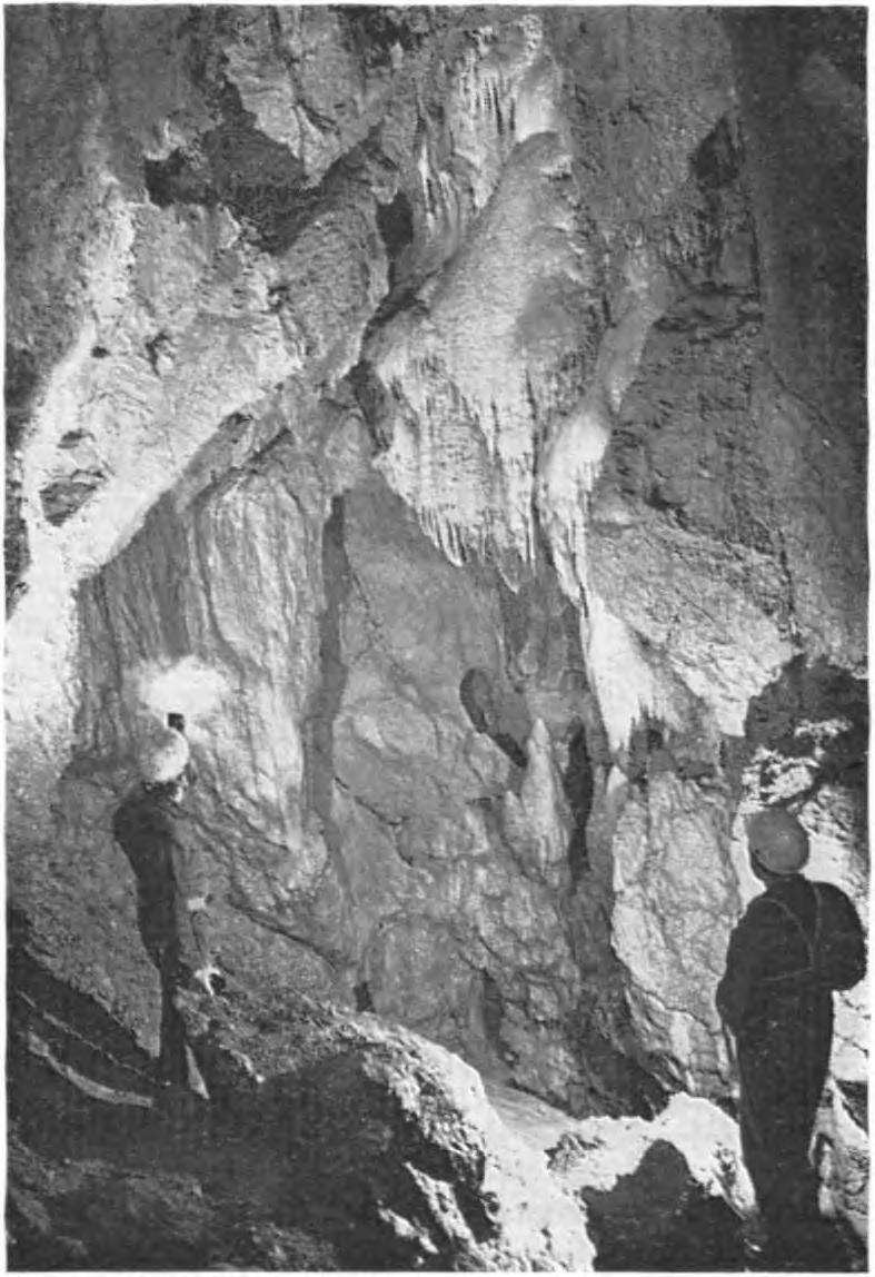 A mészkősáv Ny-i elvégződésénél, Bánkúton található Diabáz-barlang földtani érdekessége, hogy benne több helyen feltárul a mészkő és a vulkanikus eredetű, nem karsztosodó diabáz kőzethatára.