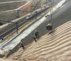 Az alsó felületére felvitt PVC-réteg vízzáró szerkezet kialakítását teszi lehetővé (k < 10 9 m/s; CC Hydro: k < 10 12 m/s).