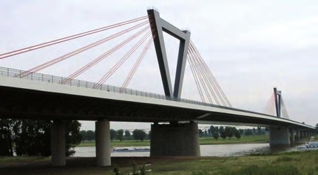 36 Dr. Kövesdi Balázs szilárdságú négyzetes zárt szelvények. A modulokat összekapcsoló csomólemezek S960 szilárdsági osztályú 50 mm vastag lemezekből készültek.