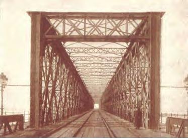 48 Sztankó Nikolett 2. kép. Az első híd 1876-ban 3. kép. Az első híd keresztmetszete ékek segítségével szabályozták be. Az I. és II. nyílásban a szerelés 1875.