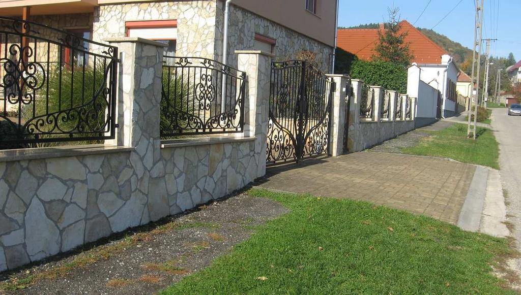 Fonos ényező z ápolság, gonozoság, jó krn és iszán rás is. eríések, érflk: A keríések, érflk, növényflk elepüléskép és z egyes inglnok szemponjáól egyrán meghározó elemek.