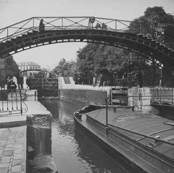 Alexandre TRAUNER: The Canal Saint-Martin, motive for the film Hotel du Nord / A Canal Saint-Martin,