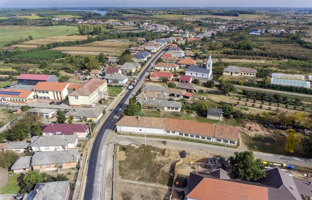 Magas homokdűnére települt, szalagtelkes, eredetileg egyutcás rétközi kisközség. A Fő utca (Nagykékcse) Ny-K irányú.