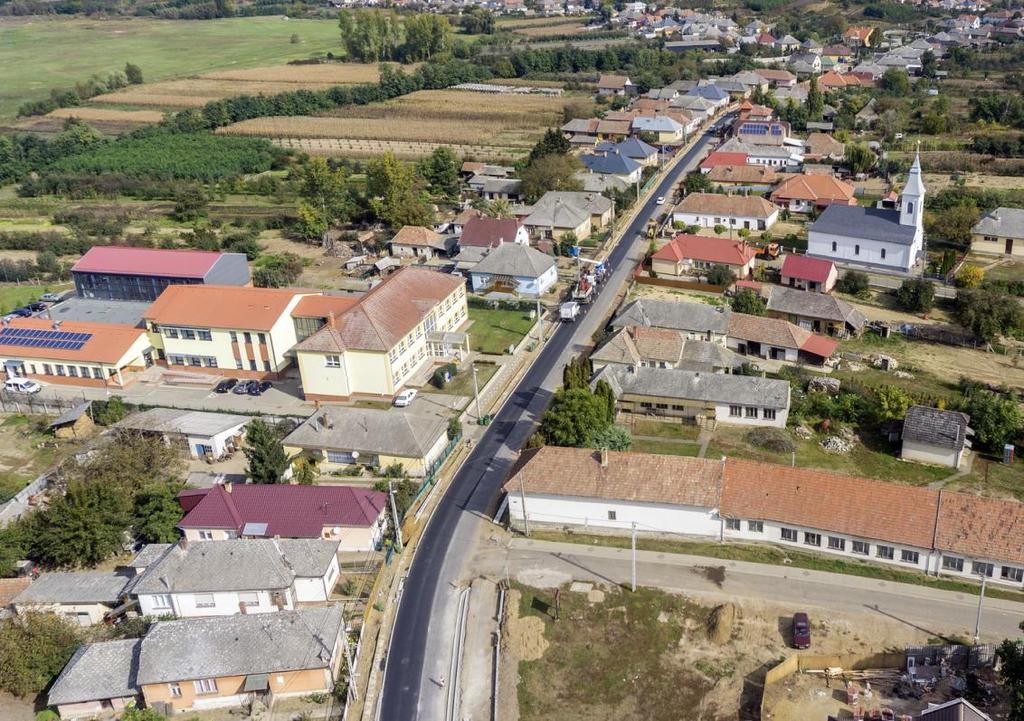 13 TELEPÜLÉSKARAKTER Faluközpont A település központja általában a templom körül alakul ki. Itt találhatók legtöbbször a települést ellátó, igazgatási és oktatási funkciók.