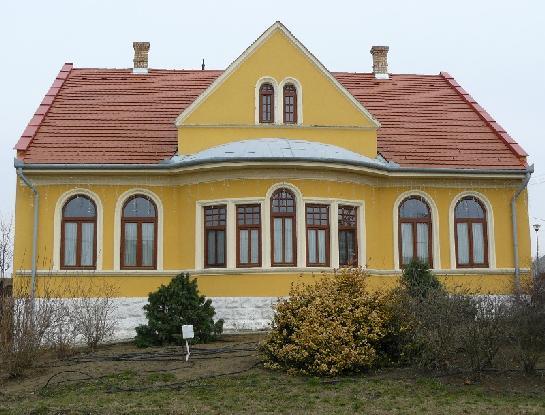A házak nádtetősek, az utca felé csonkatornyosak, deszkaoromfalasak. Az istálló karóvázas, sárfalas, nyeregtetős, nádvagy újabban cseréptetős építmény, gyakran a lakóházzal egy fedél alatt.
