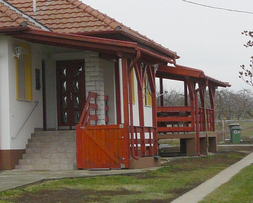 22 Tornác, terasz, előtető A terasz meghatározza az épület karakterét és jellemét. Hangsúlyozó elemként jelenhet meg.