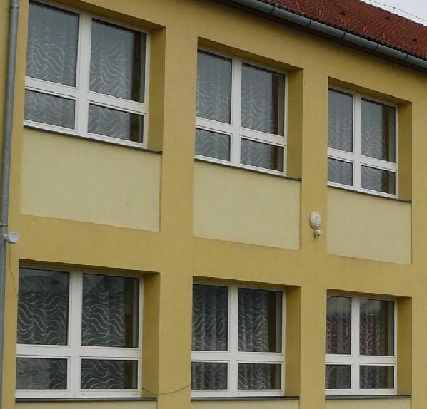 A legelterjedtebb a barna és a fehérszínű pácolt festett fa- vagy műanyag nyílászárók.