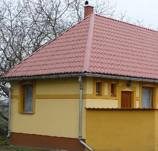 A túldíszített, túlszínezett épület hamar elveszíti érdekességét, utána zavaróvá válhat a településképben. Az jól kombinált színek alkalmazása gazdagítják és egésszé varázsolhatják épületet.