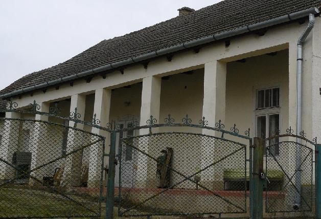Ez a tér terasz, előtető vagy tornác formájában is fontos elemét képezheti